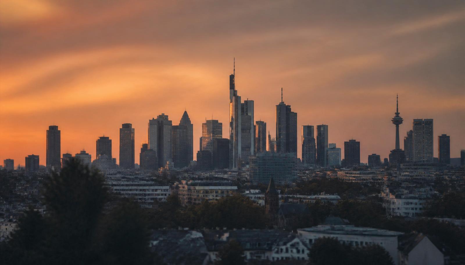 Frankfurter Skyline bei Dämmerung